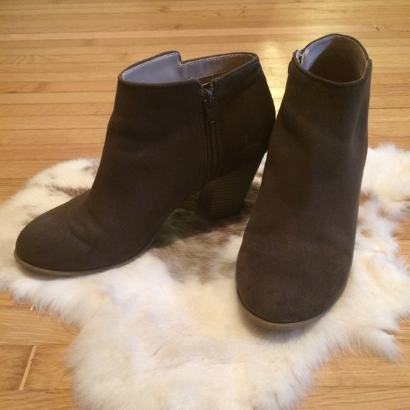 Old Navy Sueded Block Heel Olive Booties - Picture 2 of 6
